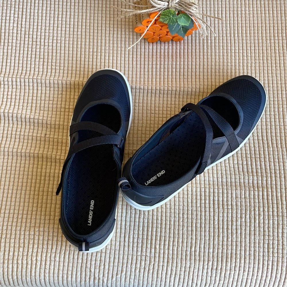 Lands End Strapped Walking shoes 9.5